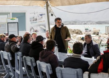 Çuçi takim me peshkatarët artizanalë: Port i ri për Orikumin. Vlora destinacion turizmi në Mesdhe shpërblen edhe punën e peshkatarëve (VIDEO)