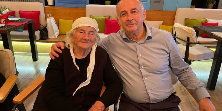 Zgjedhjet, Vasil Llajo merr bekimin e nënës: Oguri më i bukur dhe më i vyer për mua