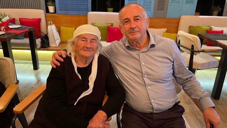 Zgjedhjet, Vasil Llajo merr bekimin e nënës: Oguri më i bukur dhe më i vyer për mua