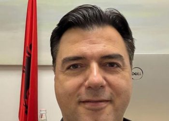 Basha: O Rame, i paske lëshuar pëllumbat. Kujdes, se janë hapur dhe dosjet e shoqes