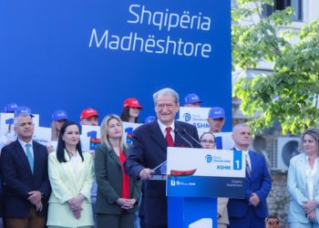 Berisha në Sarandë: Në qeveri po hanë të gjithë dardha