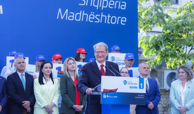 Berisha në Sarandë: Në qeveri po hanë të gjithë dardha