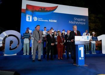 Berisha në Gjirokastër: Tërmeti ndau 60 milionë euro me drejtorët e tij