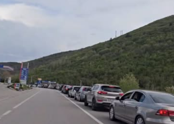 Radhë të gjata në pikat kufitare, emigrantët kthehen në Greqi pas Pashkës