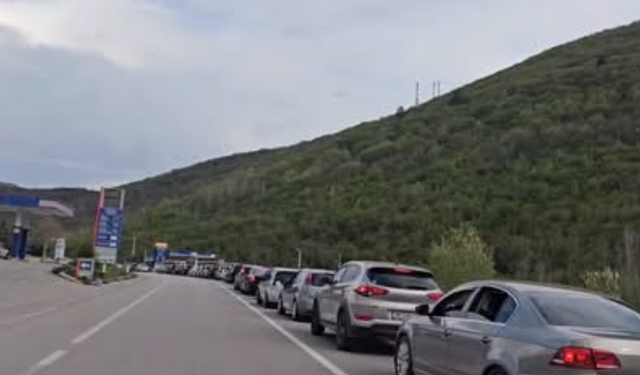 Radhë të gjata në pikat kufitare, emigrantët kthehen në Greqi pas Pashkës