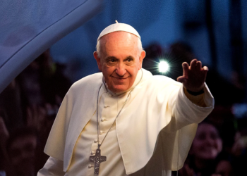 Fëmija i fundit që takoi Papa Françeskun është një vajzë shqiptare (VIDEO)