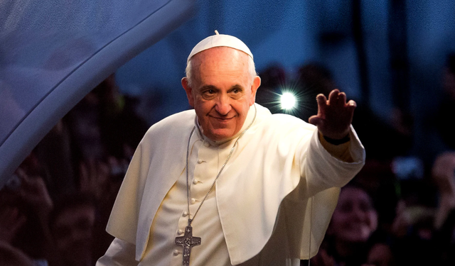 Fëmija i fundit që takoi Papa Françeskun është një vajzë shqiptare (VIDEO)