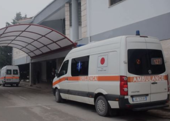 Roja i dehur bën “skandal” në spital, godet familjarin e njërit prej të sëmurëve!