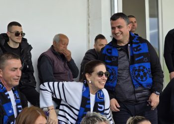 Me shallin bluzi, Mirela Kumbaro ndjek ndeshjen e Luftëtarit në stadium (FOTO)