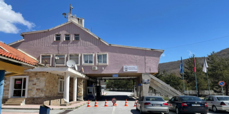 Antikontrabanda “shkrin” doganën e Kapshticës, shefi dhe doganierët nën hetim