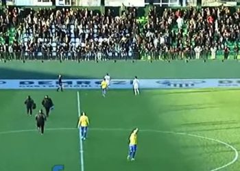 E rëndë në Rrogozhinë, tifozi bie nga tribuna e stadiumit