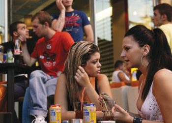 Të rinjtë shqiptar jetojnë me prindërit, të dytët pas Malit të Zi