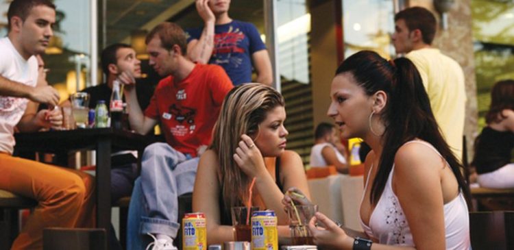 Të rinjtë shqiptar jetojnë me prindërit, të dytët pas Malit të Zi