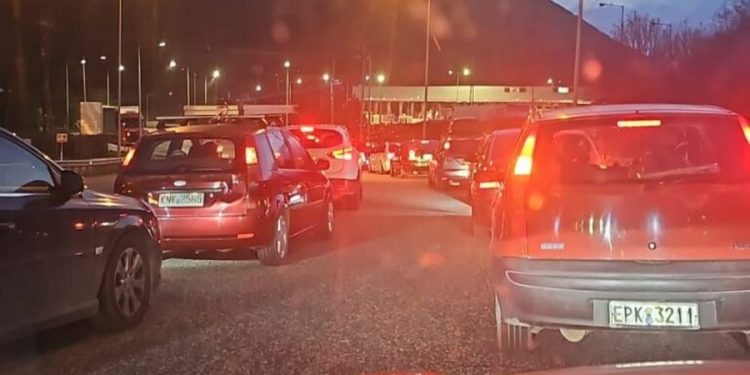 Pashkët, fluks në Kapshticë, 6500 persona u futën në territorin shqiptar brenda 12 orëve