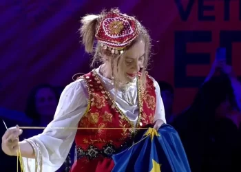 “Marigoja” qëndis flamurin e BE-së, Rama pritet me këngë e valle në Vlorë