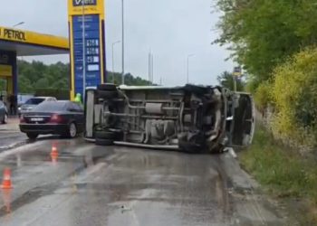Aksident, furgoni përmbyset në rrugë