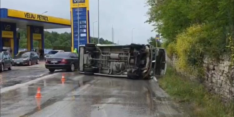 Aksident, furgoni përmbyset në rrugë