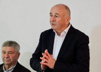 Sot kandidat për deputet, Vasil Llajo rikthehet në fshatin ku nisi karrierën si mjek