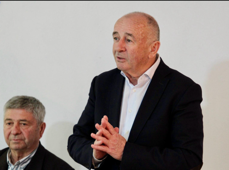 Sot kandidat për deputet, Vasil Llajo rikthehet në fshatin ku nisi karrierën si mjek