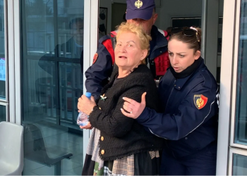 Shfrytëzonin fëmijën për klikime në TikTok, prokuroria kërkon 5 vite burg për babain dhe gjyshen