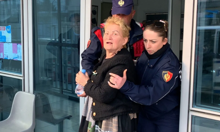 Shfrytëzonin fëmijën për klikime në TikTok, prokuroria kërkon 5 vite burg për babain dhe gjyshen