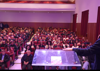 “Dhëndër nga fshati i gruas”, Kumbaro prezanton Piro Dhimën në Dropull, salle mbushet plot (FOTO)