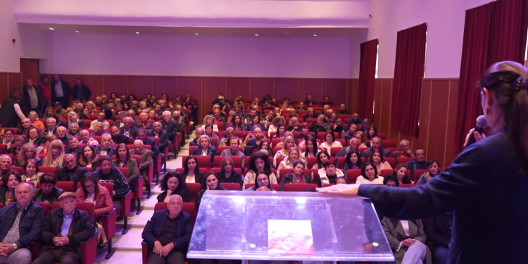 “Dhëndër nga fshati i gruas”, Kumbaro prezanton Piro Dhimën në Dropull, salle mbushet plot (FOTO)