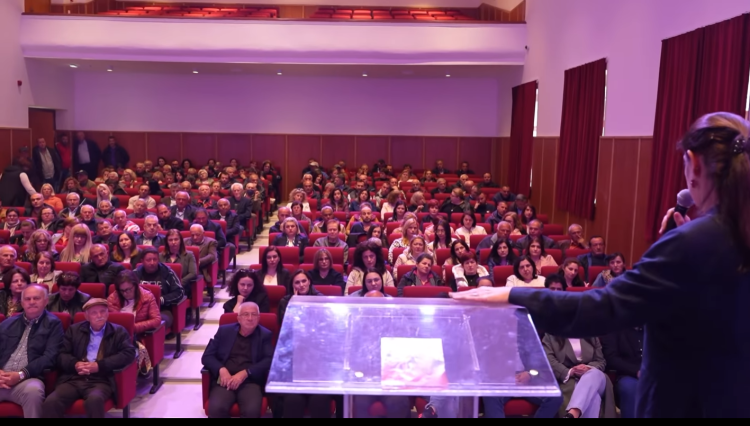 “Dhëndër nga fshati i gruas”, Kumbaro prezanton Piro Dhimën në Dropull, salle mbushet plot (FOTO)