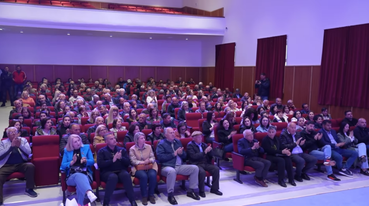 “Dhëndër nga fshati i gruas”, Kumbaro prezanton Piro Dhimën në Dropull, salle mbushet plot (FOTO)