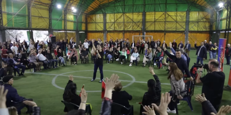 Kumbaro tallet keq me Tritan Shehun: Bufi i kënetës s’ka respekt për Gjirokastrën, ju solli këtu prapë një pensionist. Demokratët më thonë fitoni 4 me 0 të shpëtojmë edhe ne