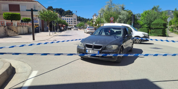 Aksident në Përmet, përplaset me makinë një grua