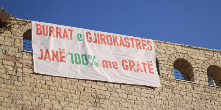 Ramën e presin me banderolë në Gjirokastër: Burrat janë 100% dakord me gratë