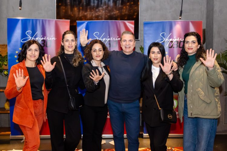 Gjiknuri takim me vajzat dhe gratë socialiste të Vlorës: Kërkoj mbështetjen tuaj!