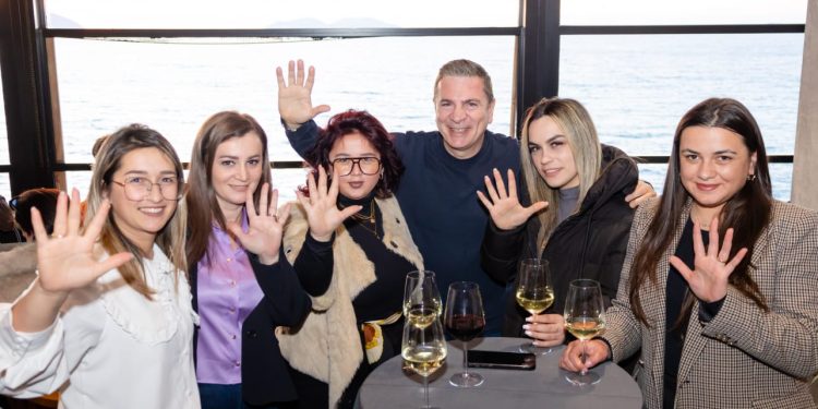 Gjiknuri takim me vajzat dhe gratë socialiste të Vlorës: Kërkoj mbështetjen tuaj!