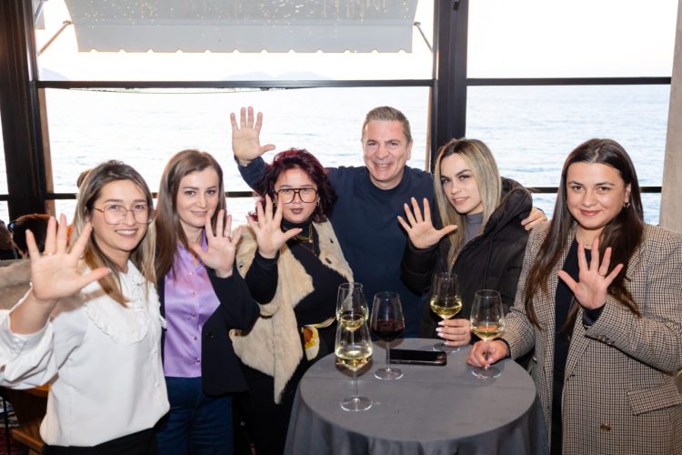 Gjiknuri takim me vajzat dhe gratë socialiste të Vlorës: Kërkoj mbështetjen tuaj!