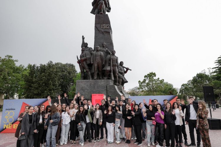 “Ndikoni te prindërit të zgjedhin PS-në”, Çuçi me të rinjtë në Vlorë: Pasaporta europiane, mundësi për të studiuar falas në vendet e BE-së