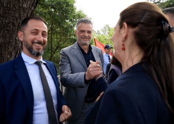 Gjirokastër, PD e PS “puthen” në varreza (FOTO)