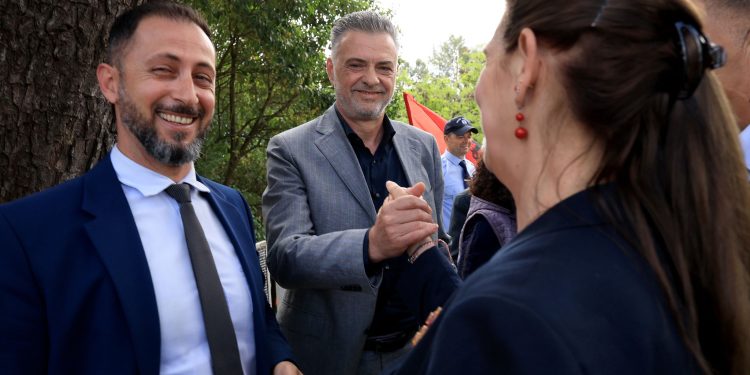 Gjirokastër, PD e PS “puthen” në varreza (FOTO)