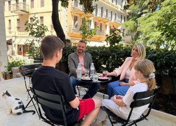 Një ditë para votimit, Piro Dhima shfaqet me familjen: Më kanë mbështetur prej ditës së parë!