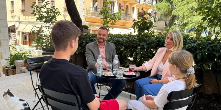 Një ditë para votimit, Piro Dhima shfaqet me familjen: Më kanë mbështetur prej ditës së parë!