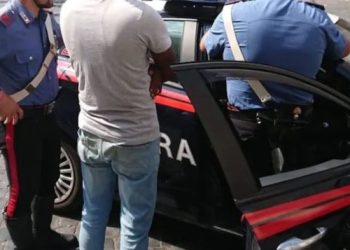 Shqiptarin e lënë nervat, godet me gërshërë në qafë berberin indian