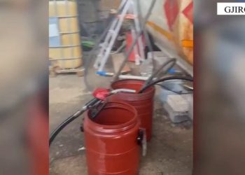 Zbulohet magazina me naftë kontrabandë në Tepelenë, arrestohet pronari dhe shoferi kamionit (VIDEO)