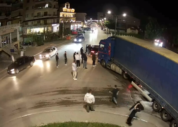 Deputeti i PD dhe vëllai i tij godasin me grushte shoferin e kamionit (VIDEO)