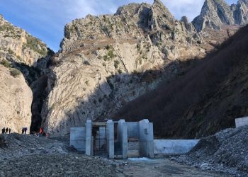 Masivi i dheut zë poshtë dy punëtorët, vdes një prej tyre, kërkime për shokun