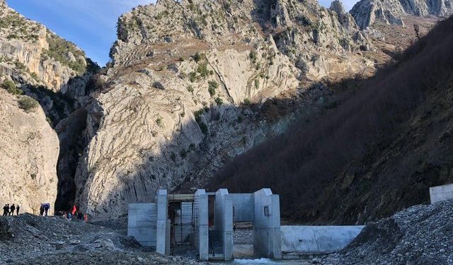 Masivi i dheut zë poshtë dy punëtorët, vdes një prej tyre, kërkime për shokun