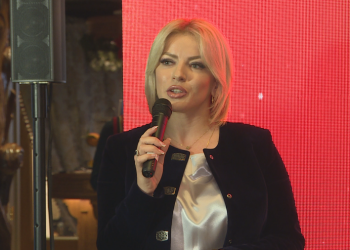 Gazetarja: Në Shqipëri duhet të mendohesh mirë, para se të bësh fëmijë. Këtu edhe qumështi është i skaduar