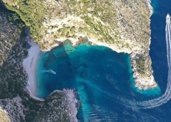 Humbën në errësirë, policia shpëton dy turistët kanadezë në Gjirin e Gramës