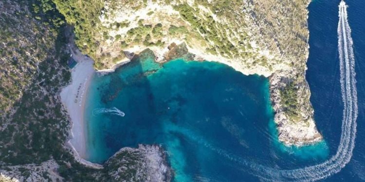 Humbën në errësirë, policia shpëton dy turistët kanadezë në Gjirin e Gramës