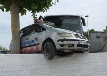 Autobusi përplaset me makinën e policisë, disa të plagosur