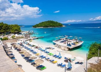 Festa e midhjes rikthehet në Sarandë, turistë vendas e të huaj shijojnë gatimin dhe muzikën